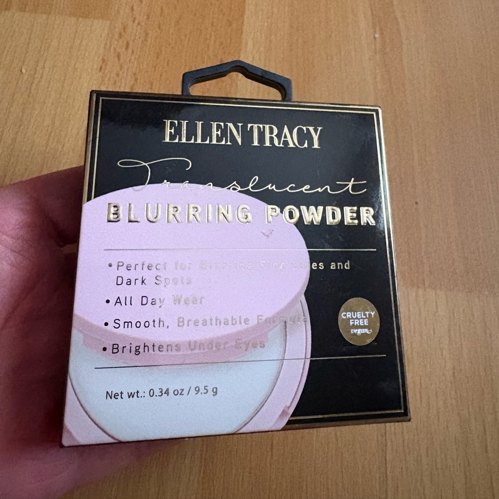 Ellen Tracy Translucent Blurring Powder Brand New Factory Sealed.
